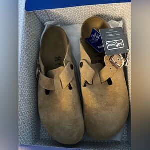 NWT Birkenstocks Tan Suede Clog Mules